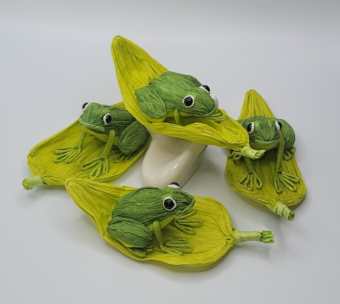 S/4 Handcrafted Crepe Paper Lifelike Frog/Lily Pad •Sturdy Colorful Decor Accent