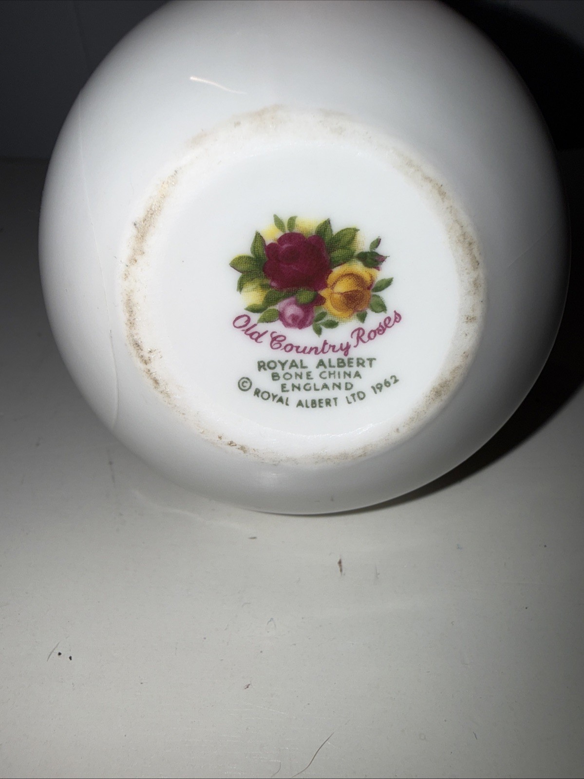 VINTAGE ROYAL ALBERT “OLD COUNTRY ROSES” BONE CHINA FLORAL ARRANGEMENT – READ