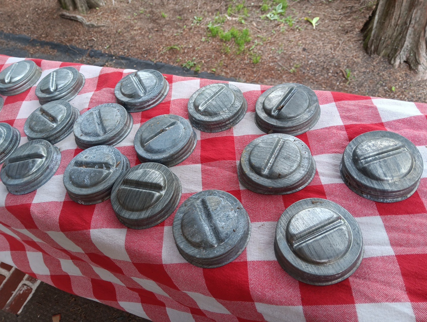 VINTAGE LOT OF 20 MASON JAR LIDS ZINC BAIL TOP CANNING FRUIT BALL ATLAS ??