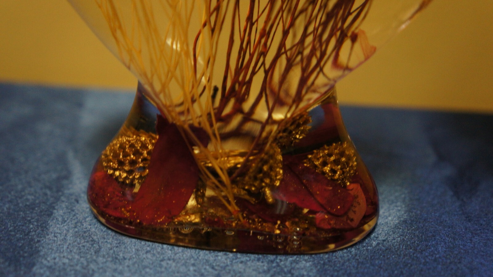 HEART SHAPED FLORAL DISPLAY W WATER W LID 8″ TALL GLASS