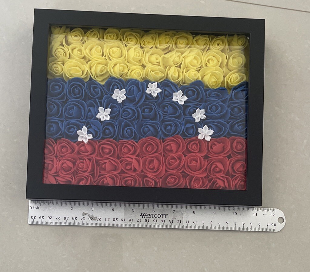 Cuadro Bandera De Venezuela 7 Estrellas Con Flores Artificiales 11 In x 9 In
