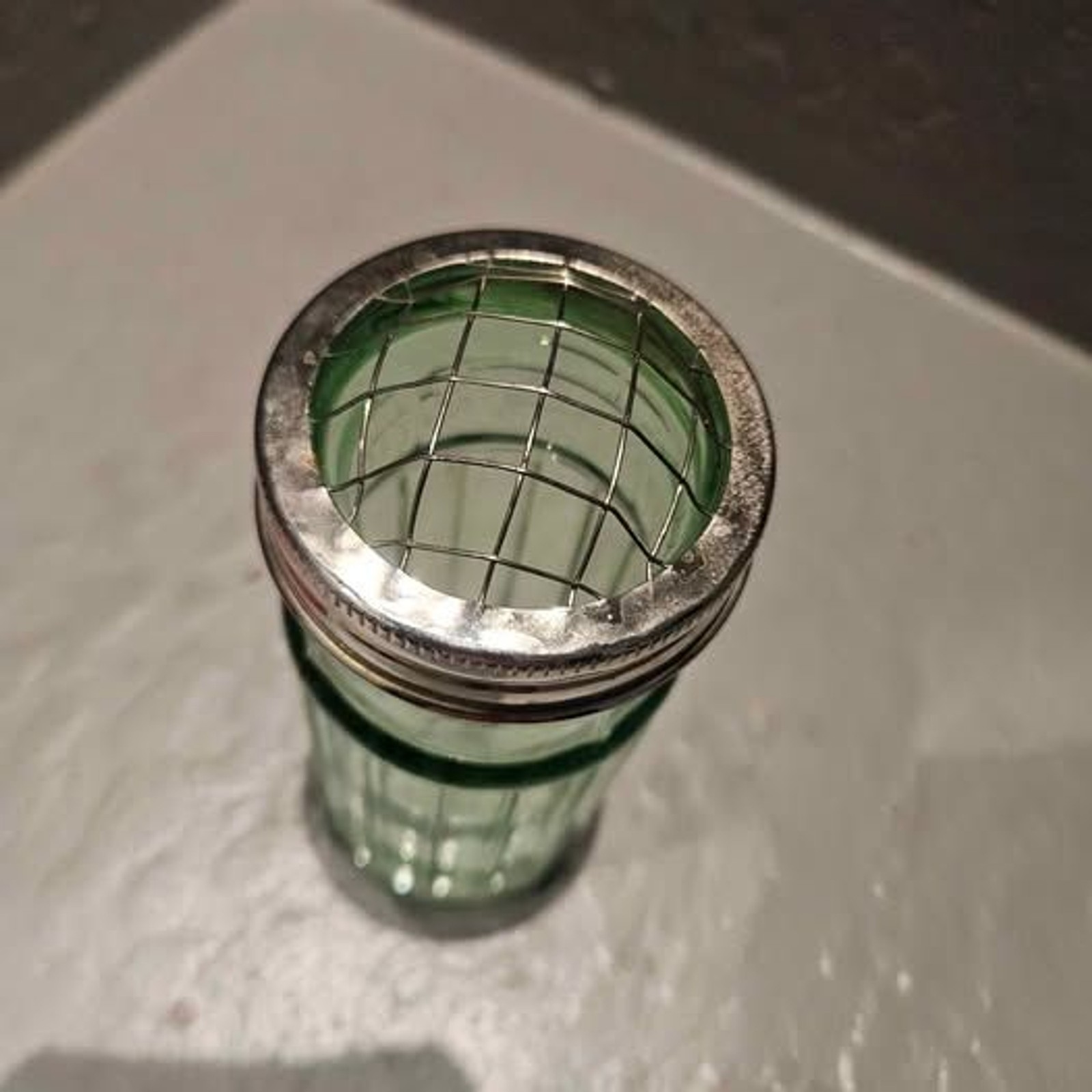 VINTAGE Green Depression Glass Flower Frog Vase Jar W/Metal Net Lid 8″H
