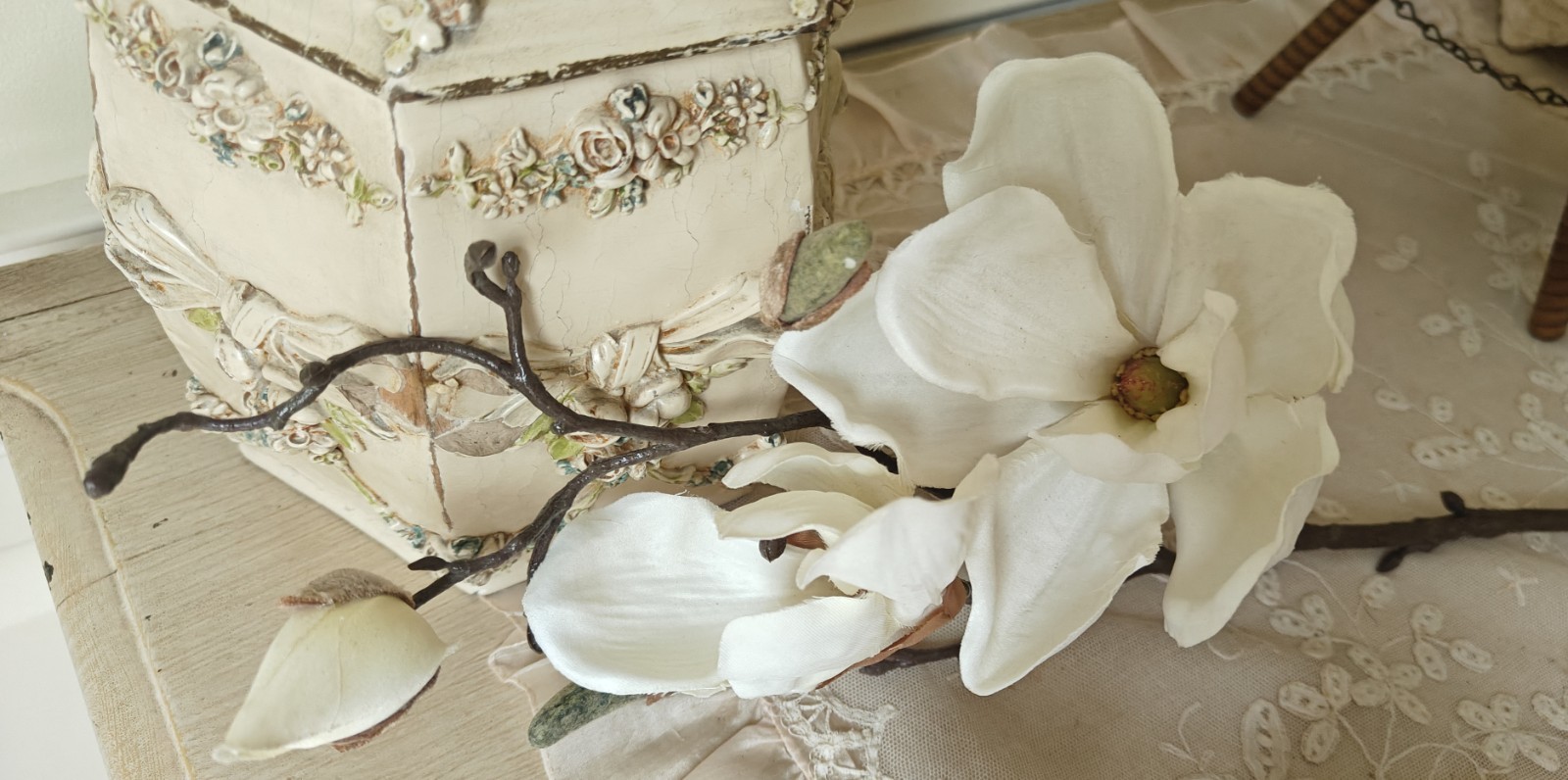 2 Large Stemmed Stems Iris And Magnolia Realistic