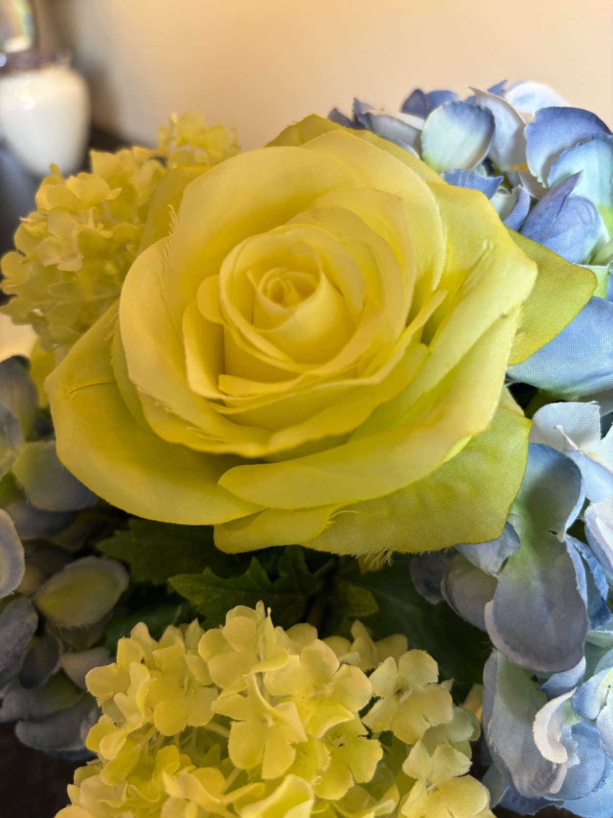DIANE JAMES DESIGNS White Roses, Blue Hydrangea & Viburnum in Glass Vase, 8″