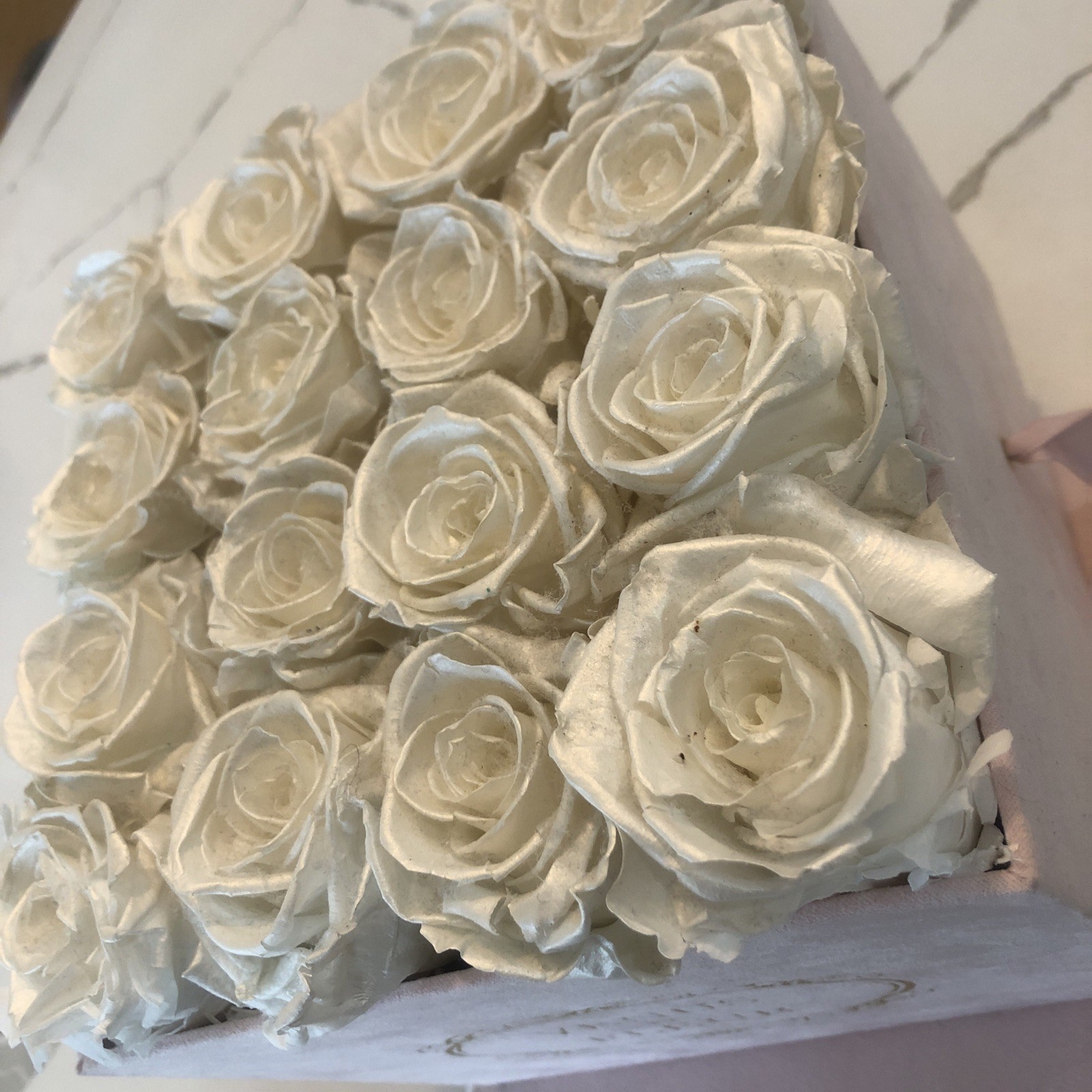 Venus Et Fleur 16 ￼ Flowers White Pink box