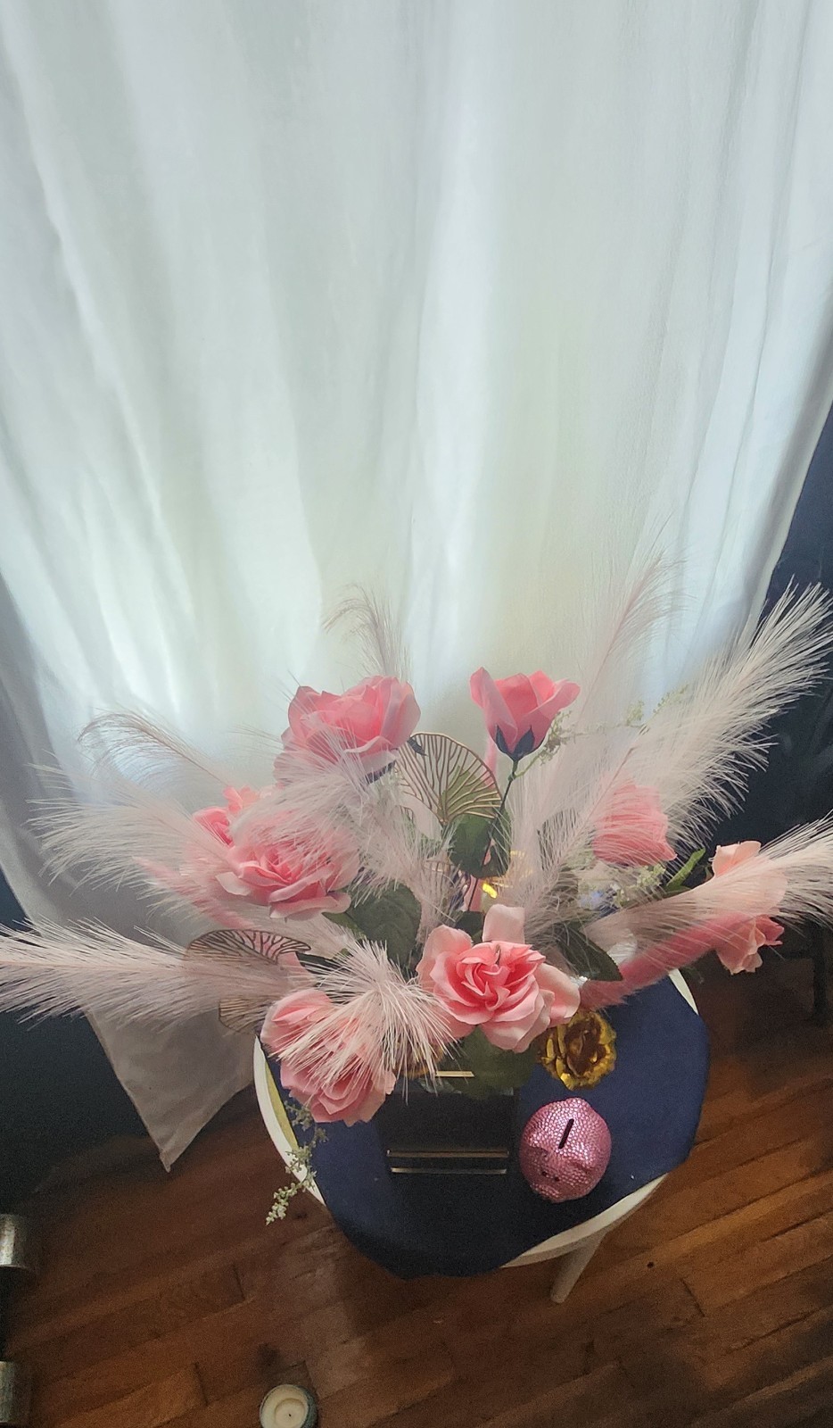 “PINKY ” FLOWER ARRANGEMENTS IN THE GOLD