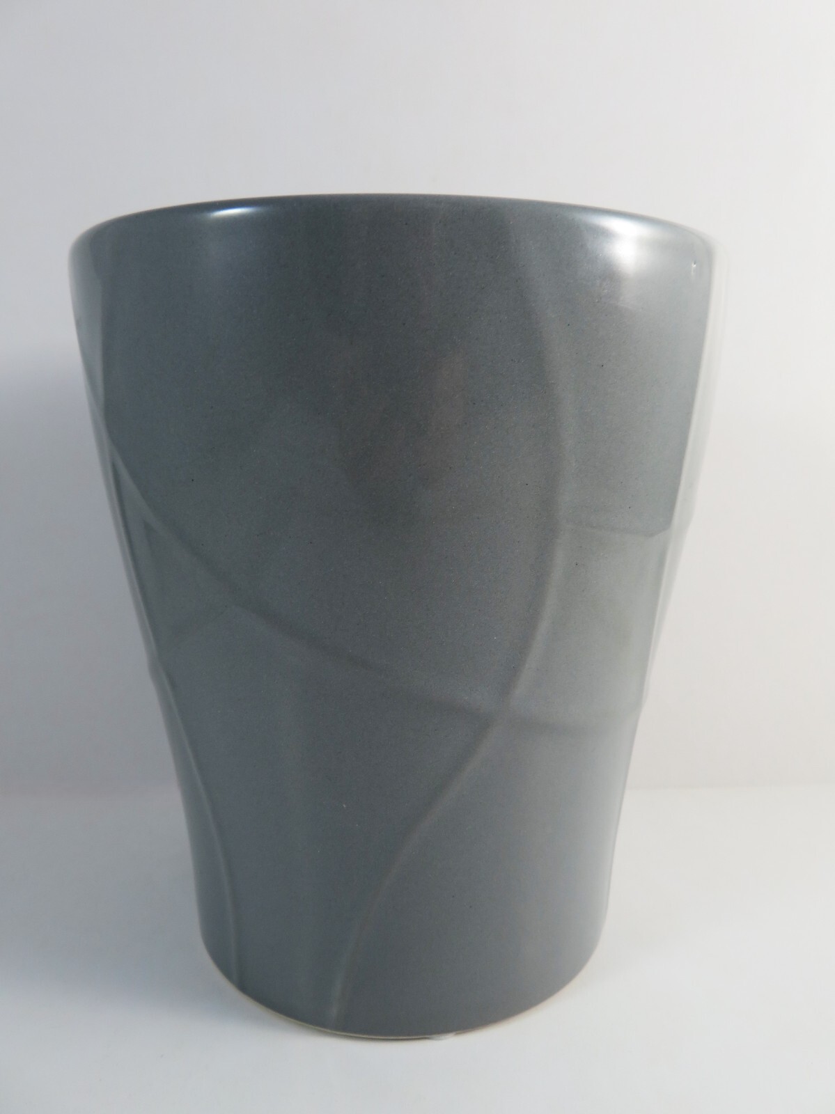 Ceramic Planter Curved Arc Lines Veined Exterior Gray Glossy Indoor 5.5 Inch