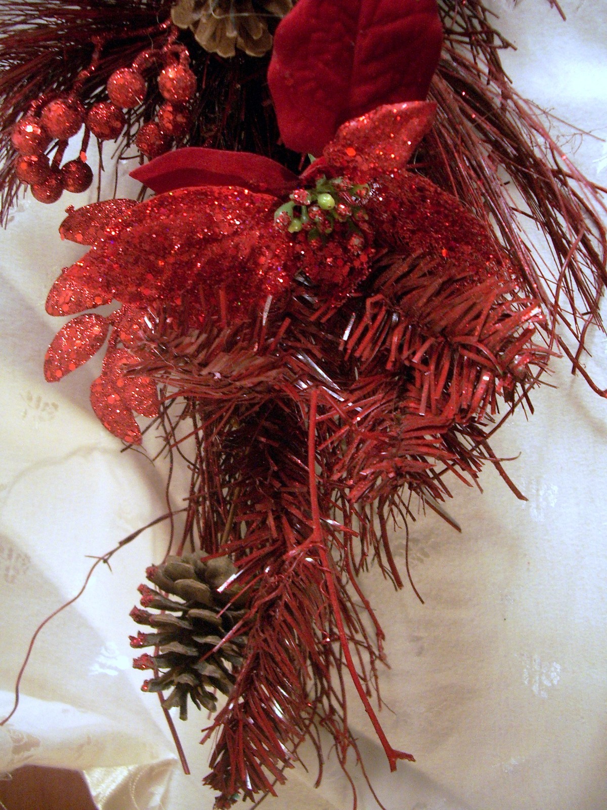 NWT 32″T Christmas Pine Grapevine Teardrop- Red Glitter, Poinsettias, Ornaments