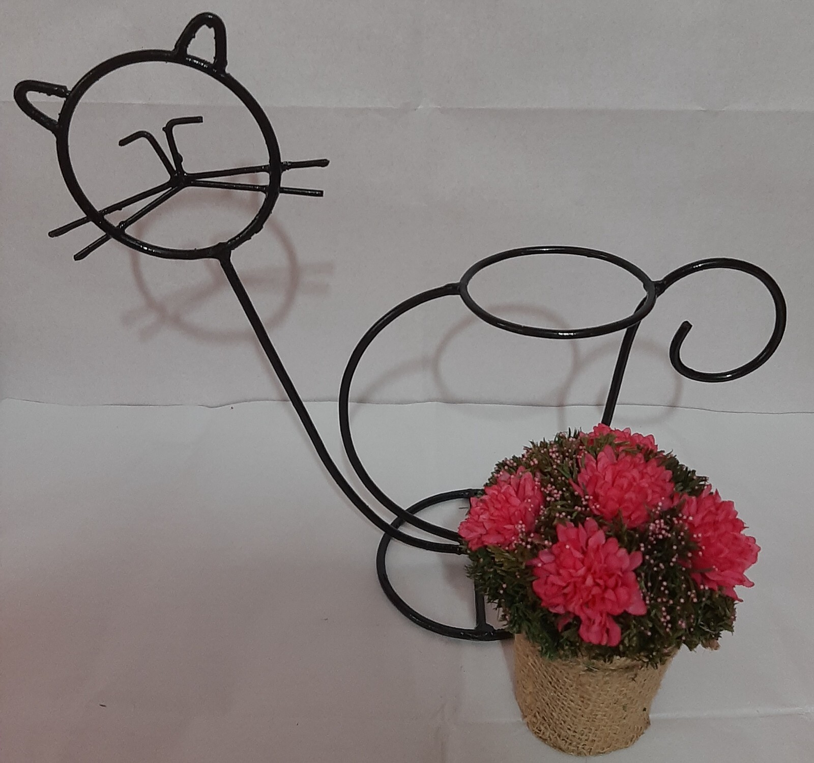 UNIQUE IRON METAL CAT STAND HANDMADE JUTE VASE ARTIFICIAL PINK FLOWERS NEW