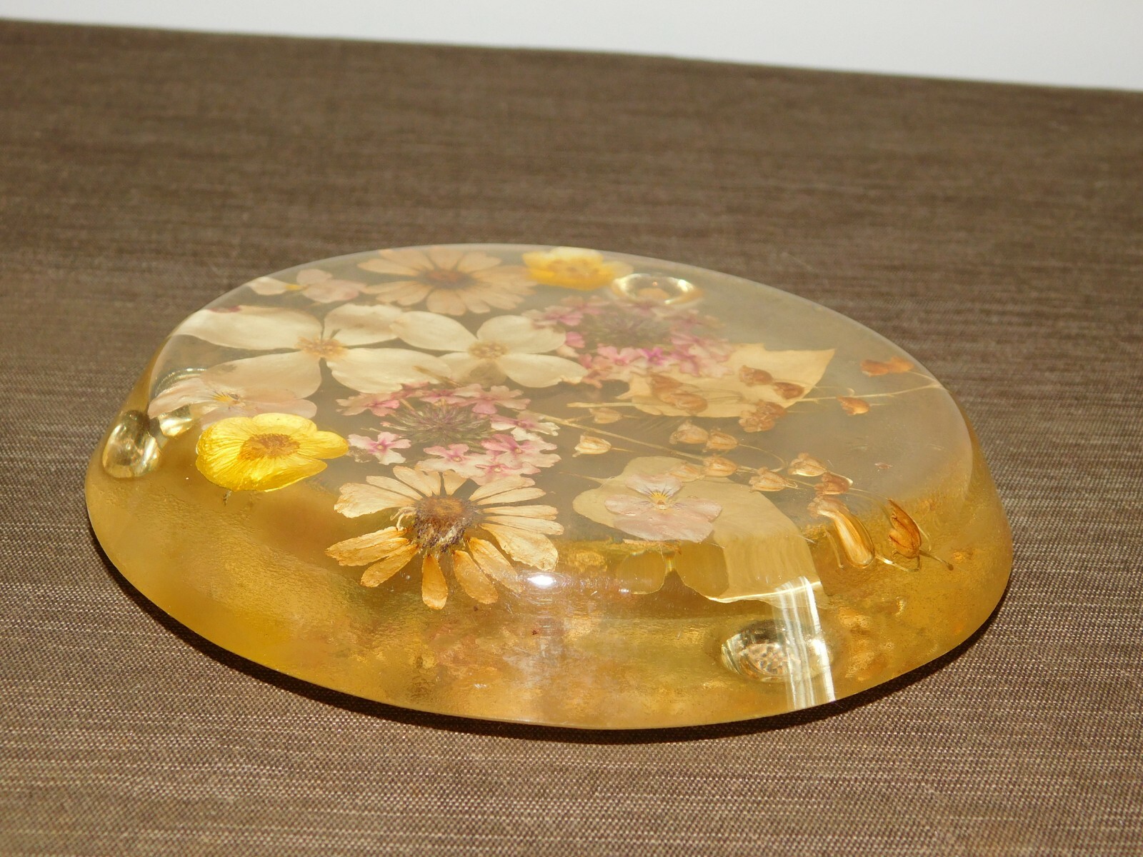 VINTAGE KITCHEN 6 1/2″ DRIED FLOWERS STEMS LEAVES CANDLE HOLDER LUCITE TRIVET