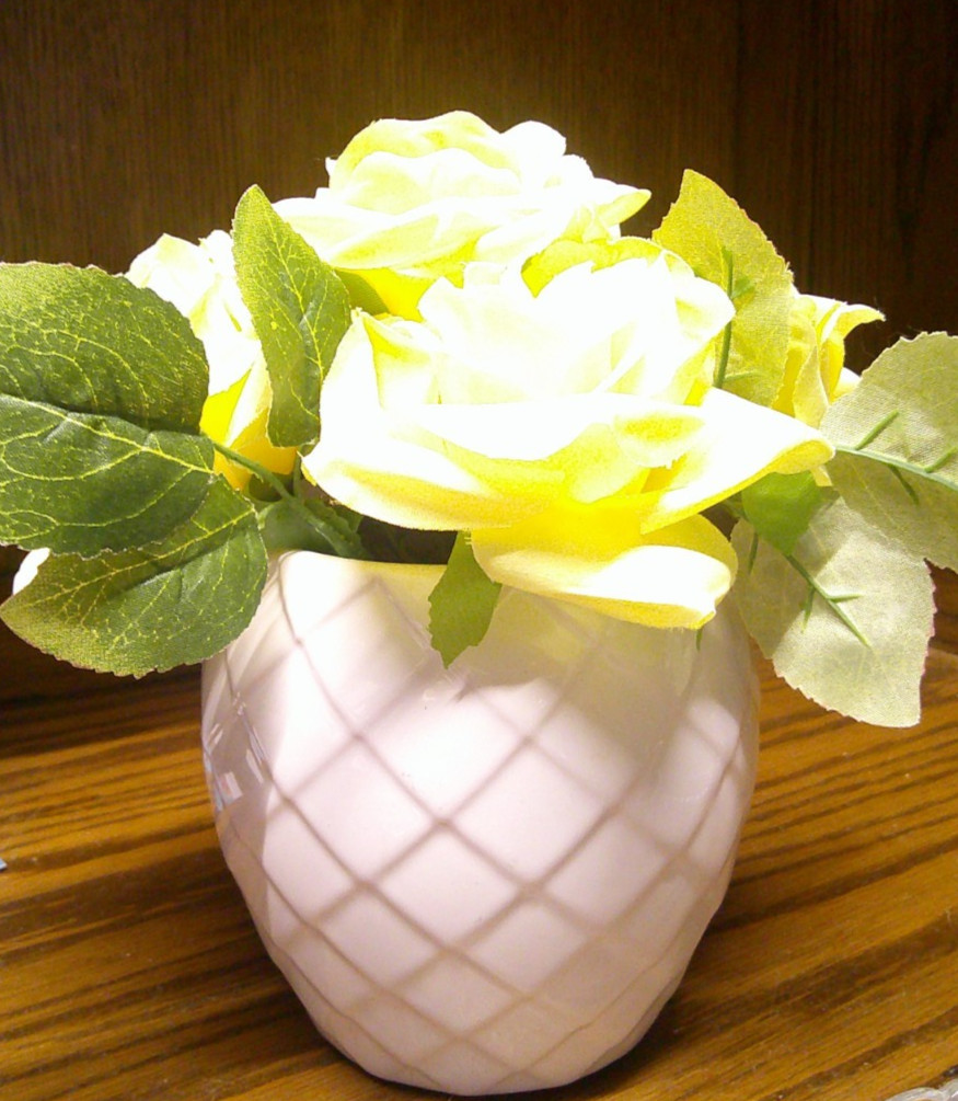 Artificial Flowers w/Small Diamond-Cut Ceramic Vase Yellow Rose Arrangement R33
