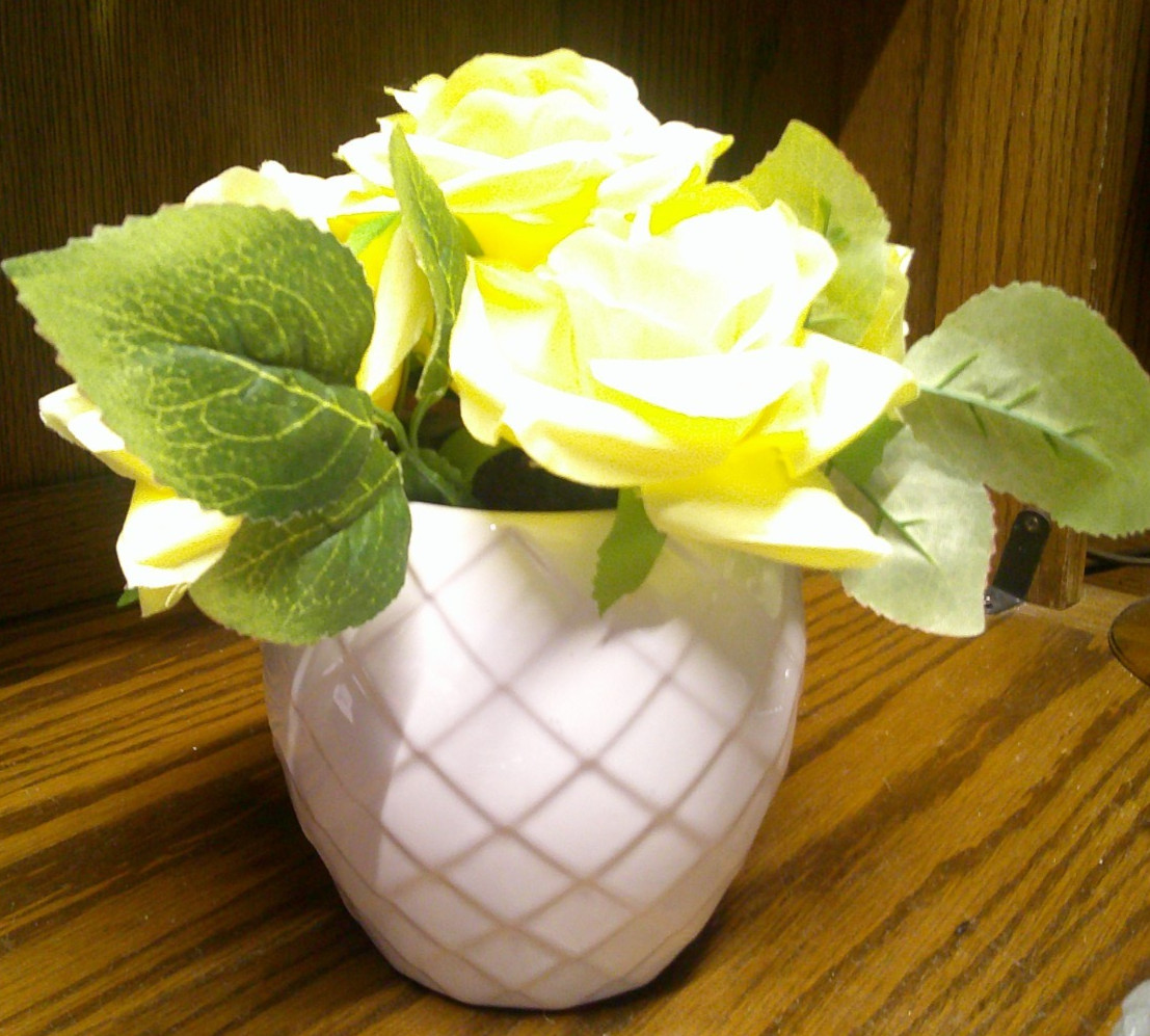 Artificial Flowers w/Small Diamond-Cut Ceramic Vase Yellow Rose Arrangement R33