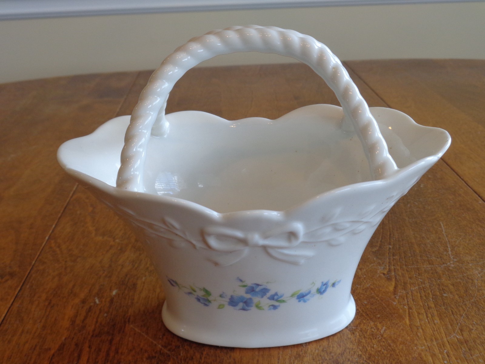 MIKASA FLORAL VINE SMALL CHINA BASKET