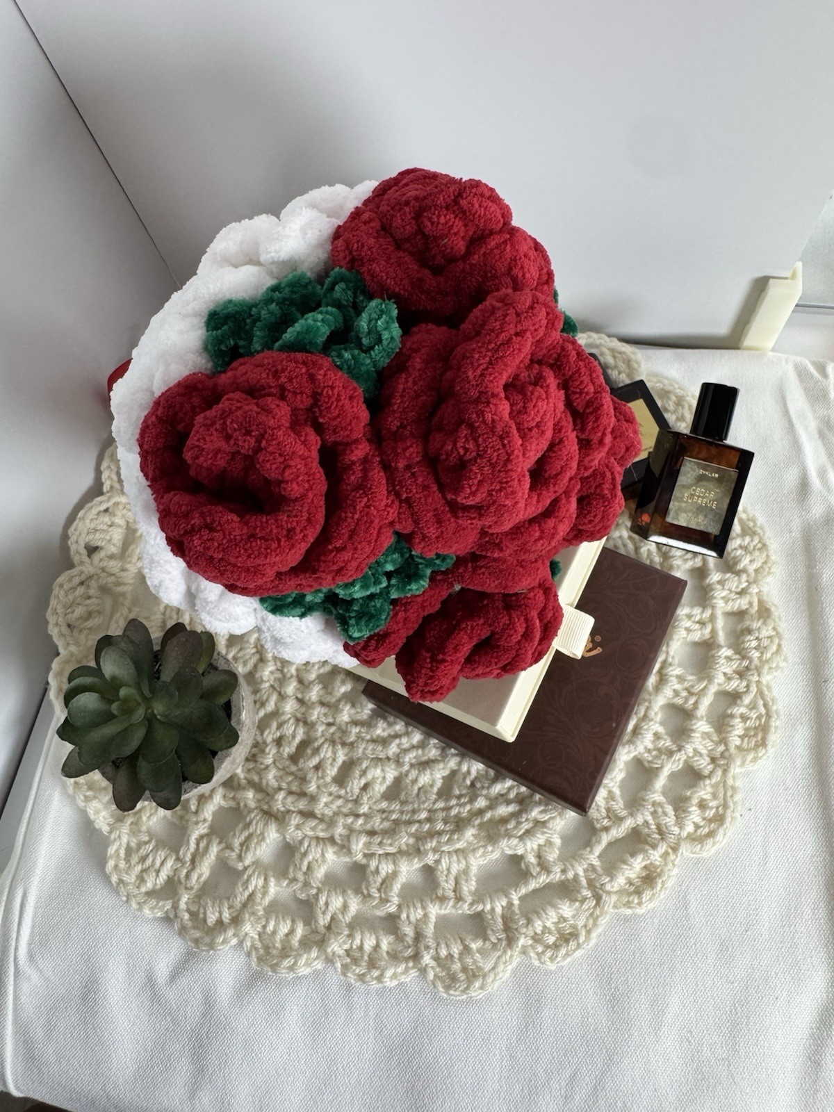 Artificial Plush Red Rose Flower Bouquet Arrangement w/ Ribbon, 7in, Green/White