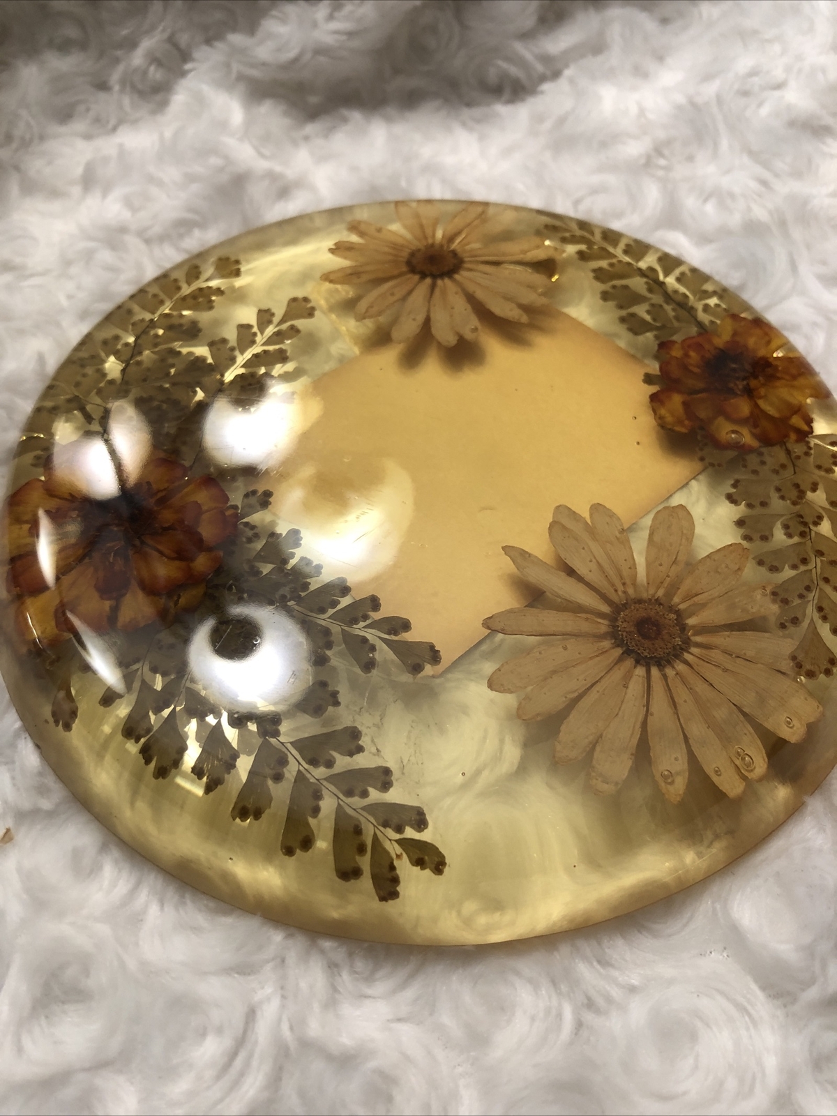 VINTAGE KITCHEN 6 1/2″ DRIED FLOWERS STEMS LEAVES CANDLE HOLDER LUCITE TRIVET