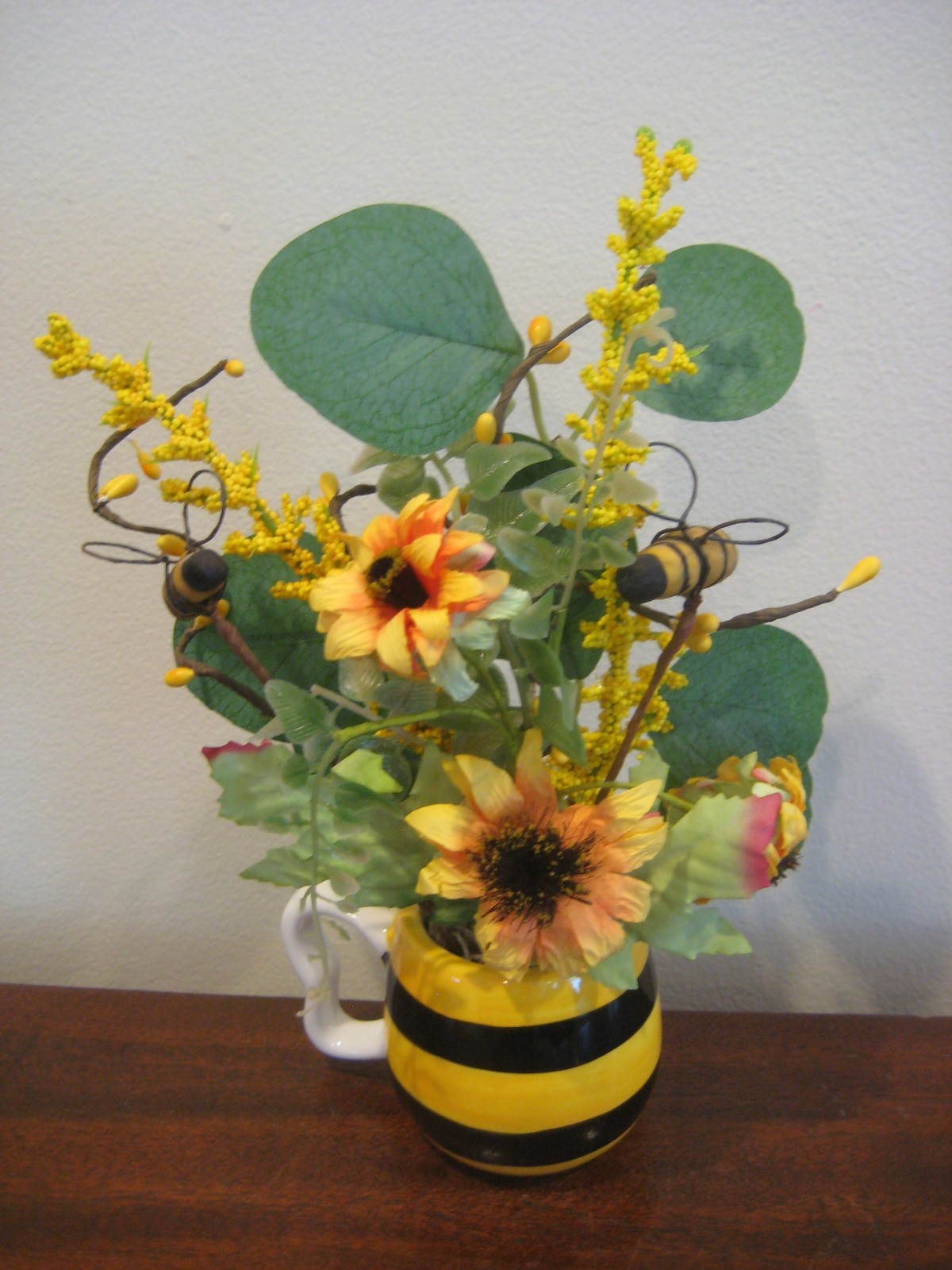 Bees- Flower Arrangement – Spring Summer Table Decoration – Small Centerpiece