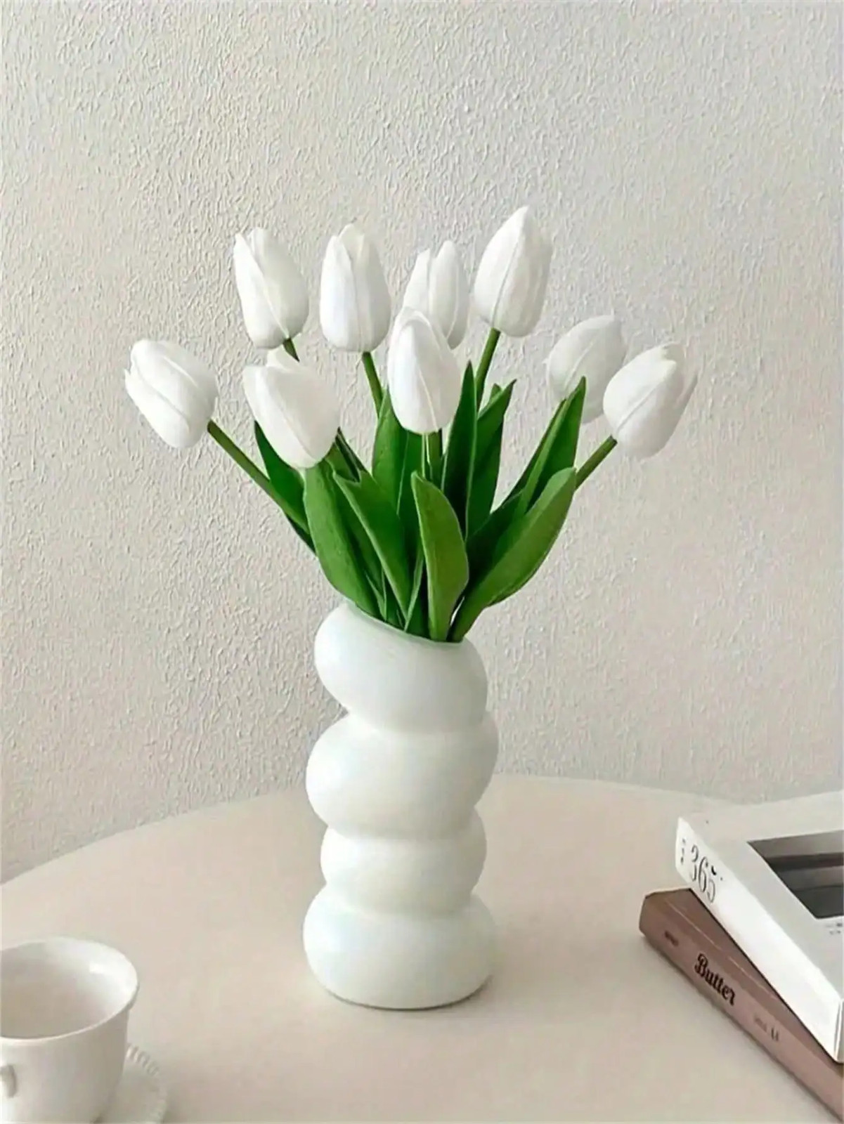 A Set of 6 Artificial Tulips, Suitable for Home Decoration and Tabletop Floral D