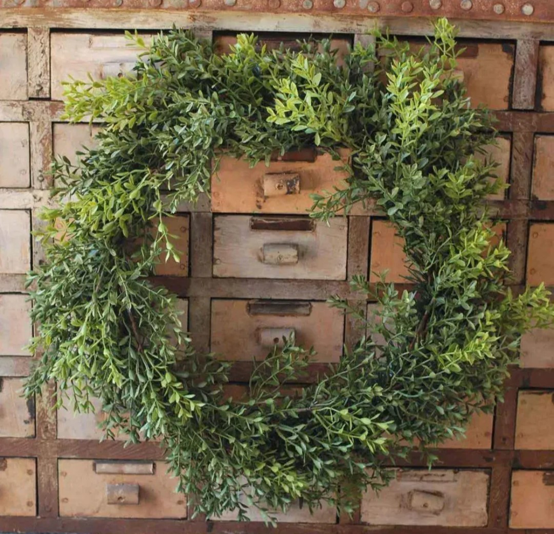 18″ New England Boxwood Wreath