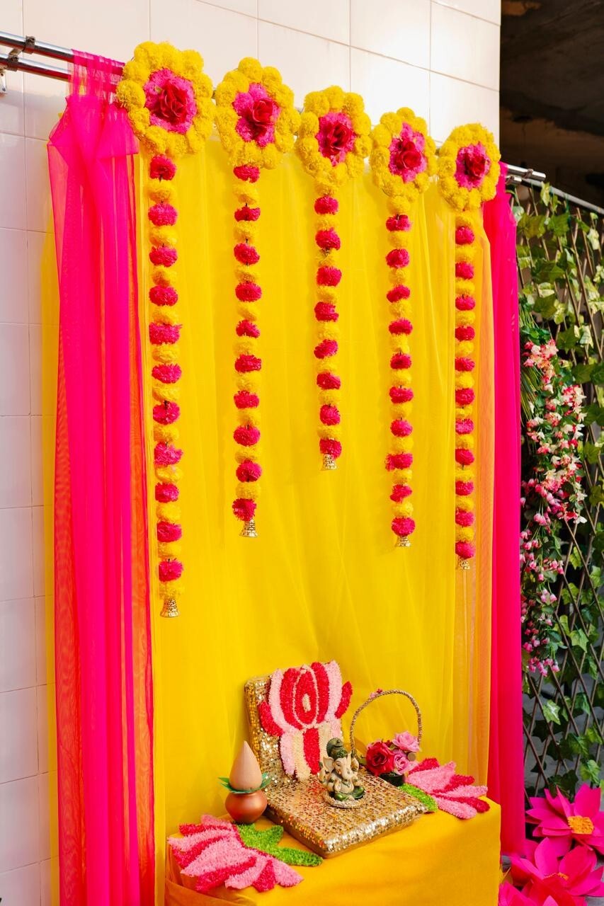 Indian Decoration Backdrop Fabric With Marigold Garlands Complet Party Backdrop