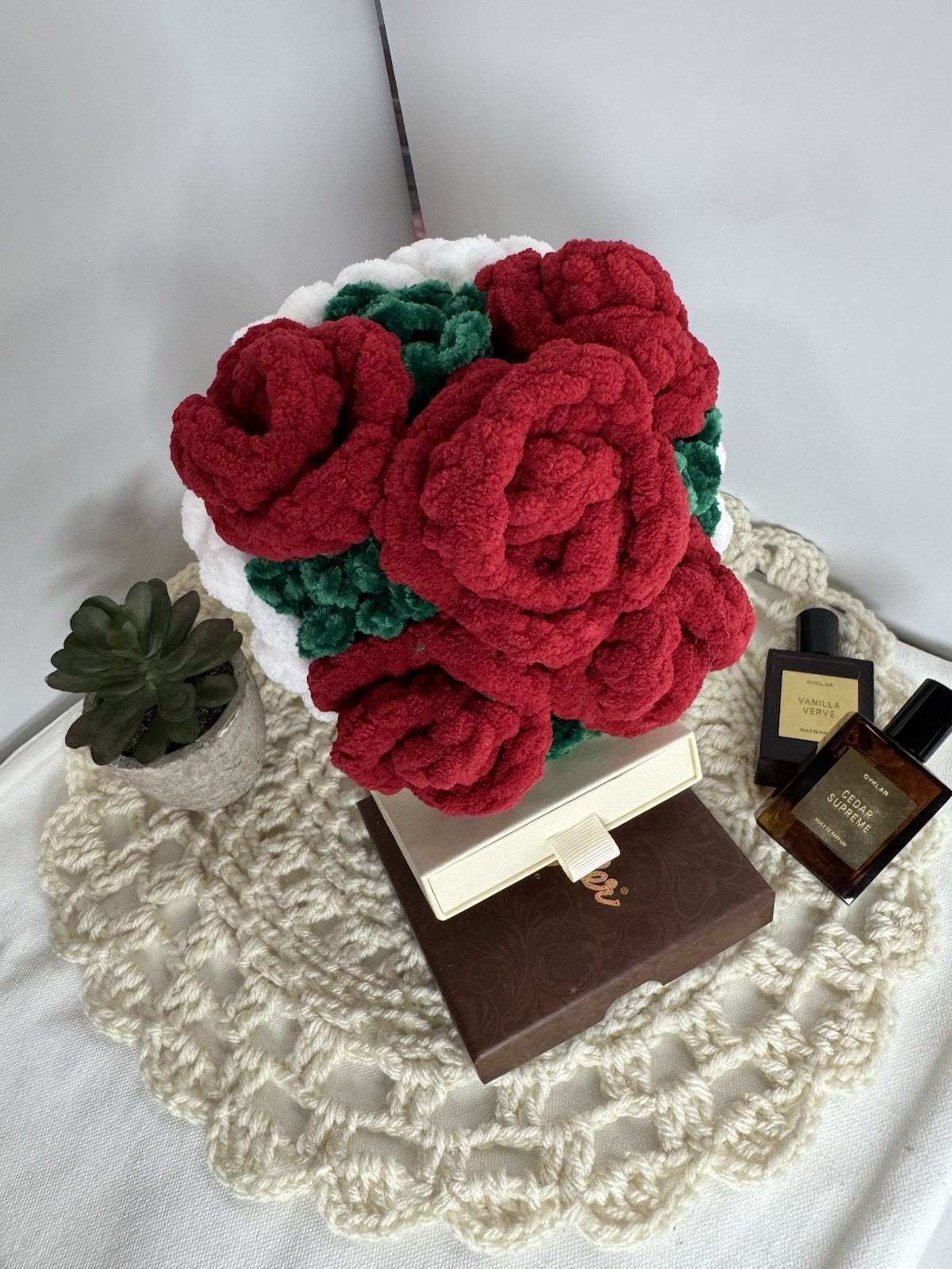 Artificial Plush Red Rose Flower Bouquet Arrangement w/ Ribbon, 7in, Green/White