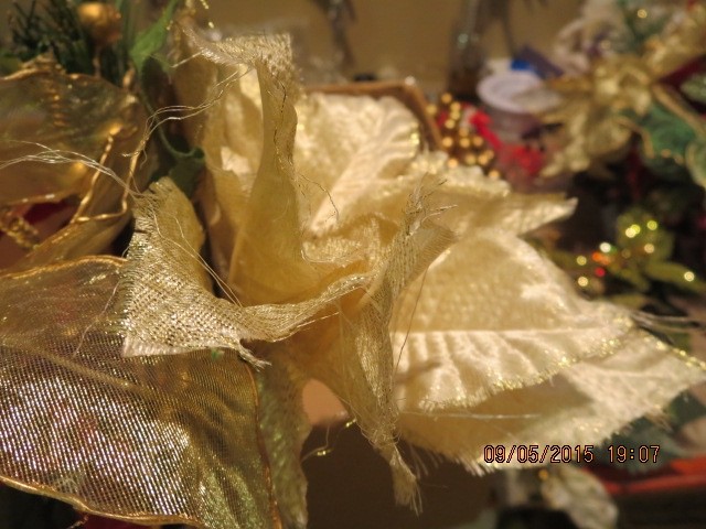 LOT OF QUALITY HOLIDAY FLOWERS & BERRIES–20″ LONG—#R11-7