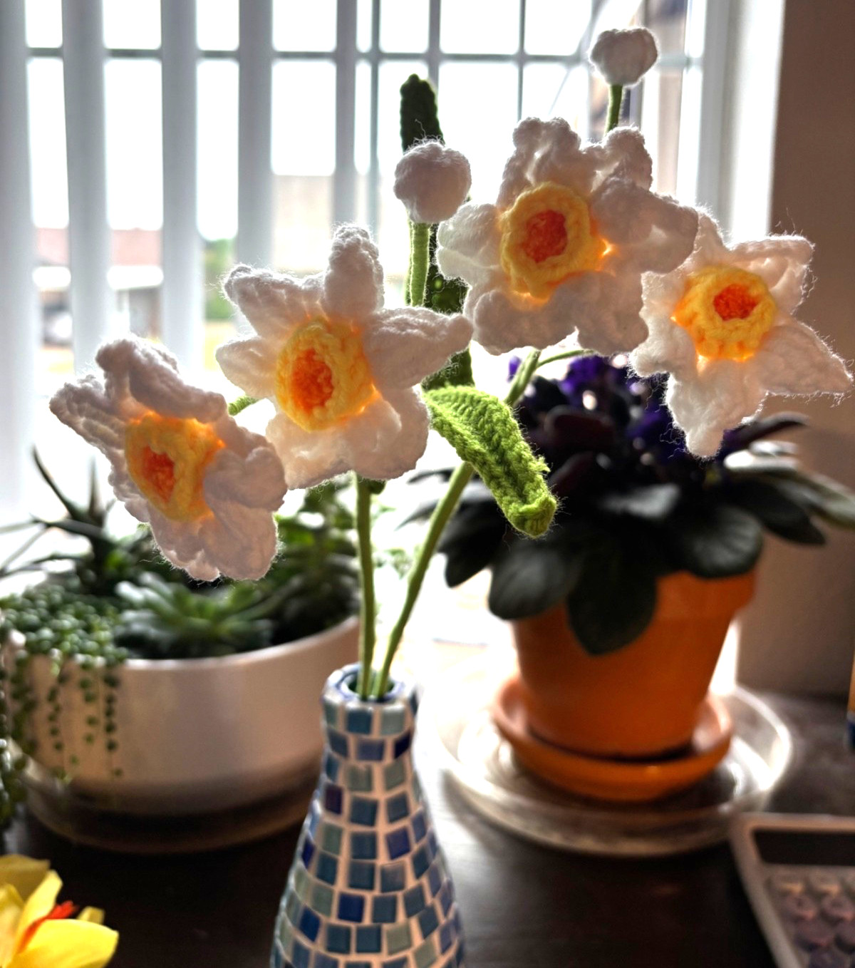 Crochet Daffodil Flower Bouquet 16.5″ Tall & Mosaic Handmade 7.5″ Blue Bud Vase