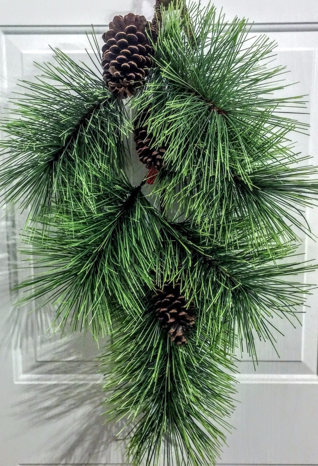 NWT Teardrop of Artificial Pine & Genuine Pine Cones for Door or Wall, 34″ Tall