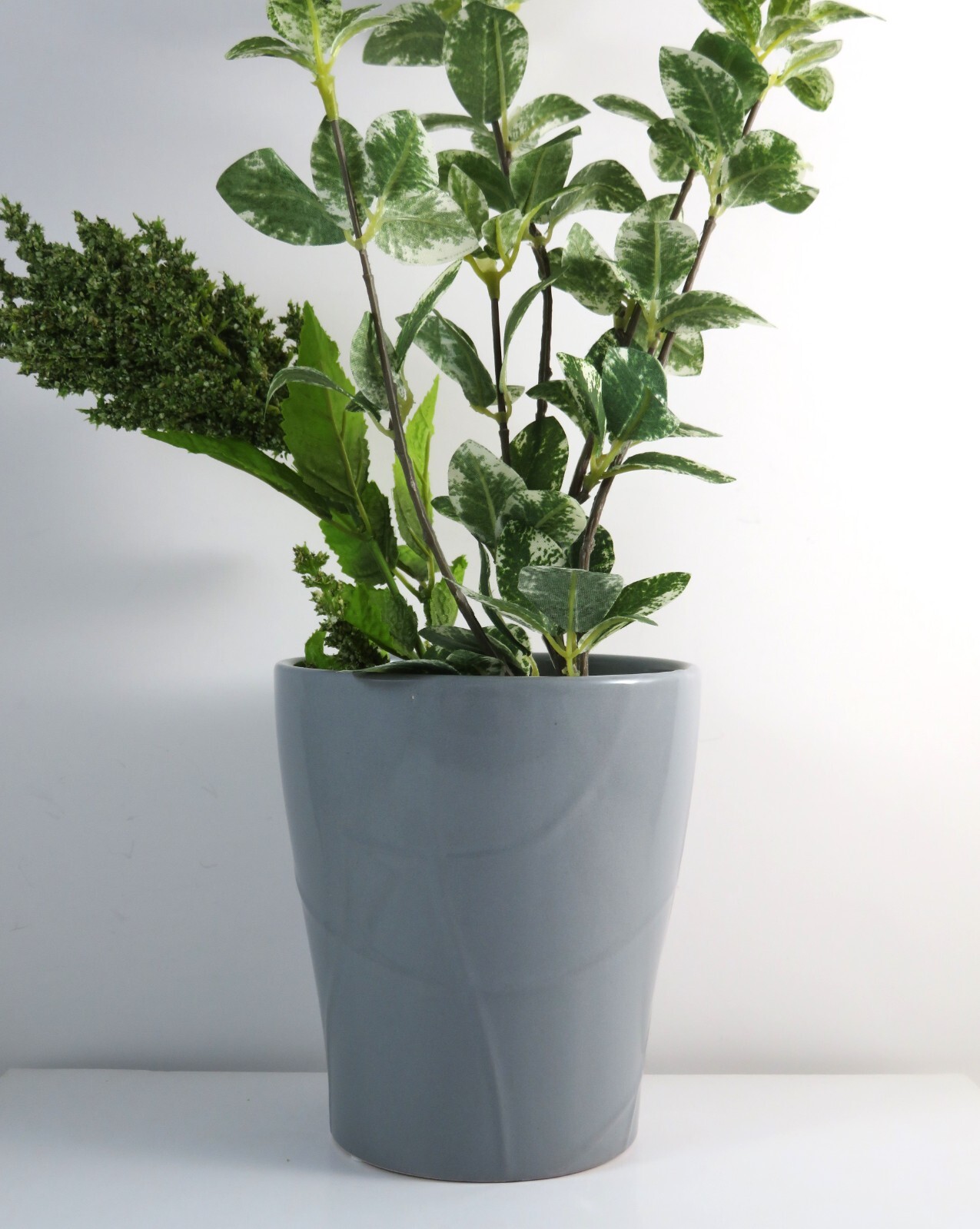 Ceramic Planter Curved Arc Lines Veined Exterior Gray Glossy Indoor 5.5 Inch
