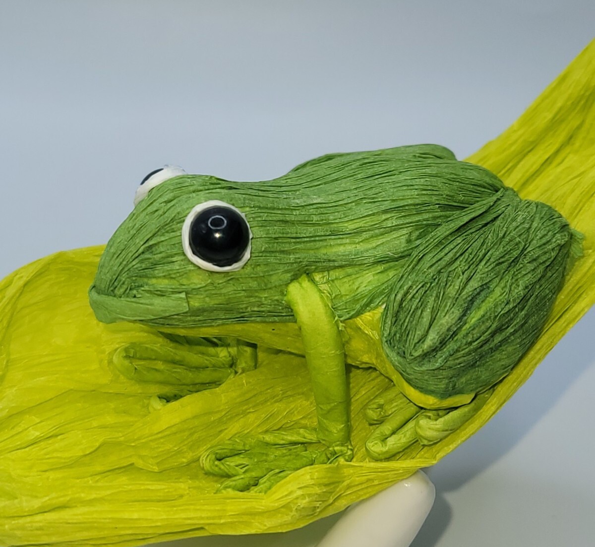 S/4 Handcrafted Crepe Paper Lifelike Frog/Lily Pad •Sturdy Colorful Decor Accent