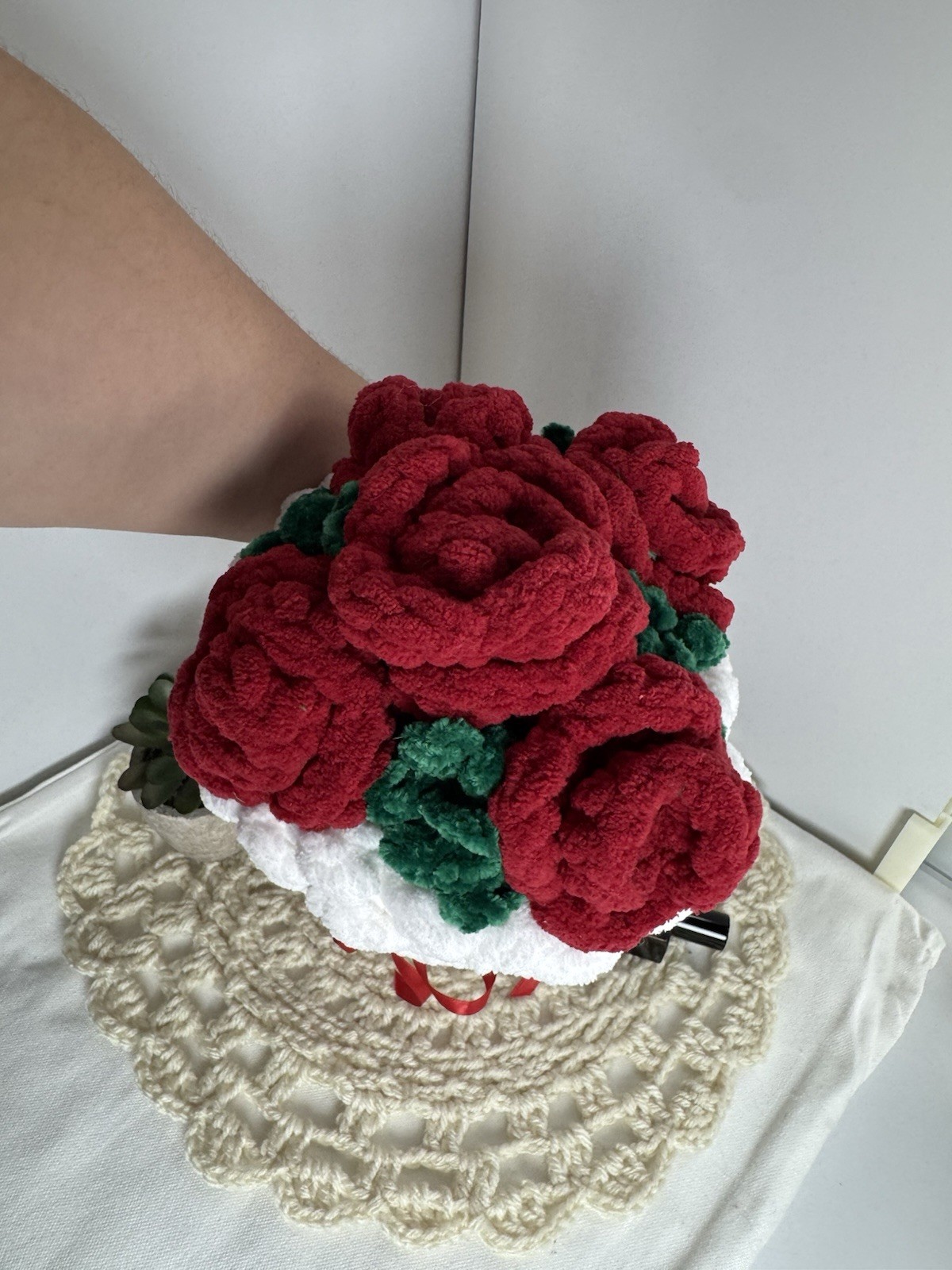 Artificial Plush Red Rose Flower Bouquet Arrangement w/ Ribbon, 7in, Green/White