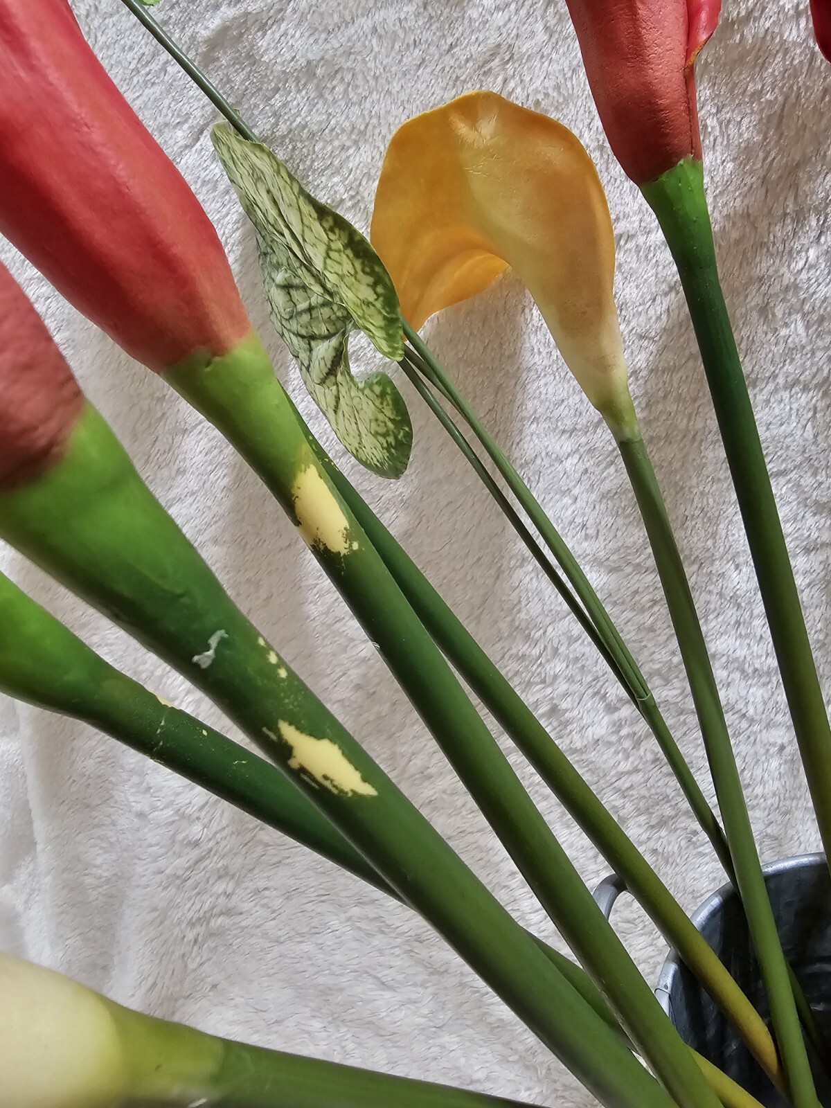 14pcs Faux Calla Lily Flowers 26″ Tall with French Galvanized Vase + 3 Decorativ