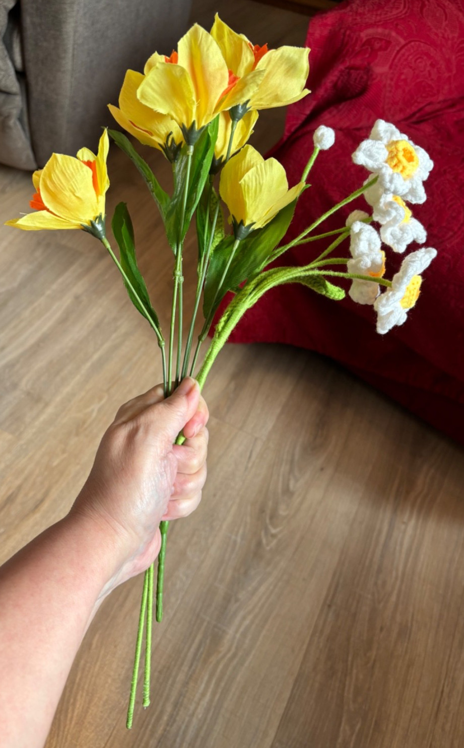 Crochet Daffodil Flower Bouquet 16.5″ Tall & Mosaic Handmade 7.5″ Blue Bud Vase