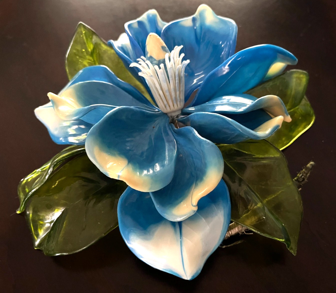 💙VTG LUCITE HAND‑CRAFTED • MAGNOLIA SCULPTURE • BLUE PETALS, GREEN LEAVES 10×9″