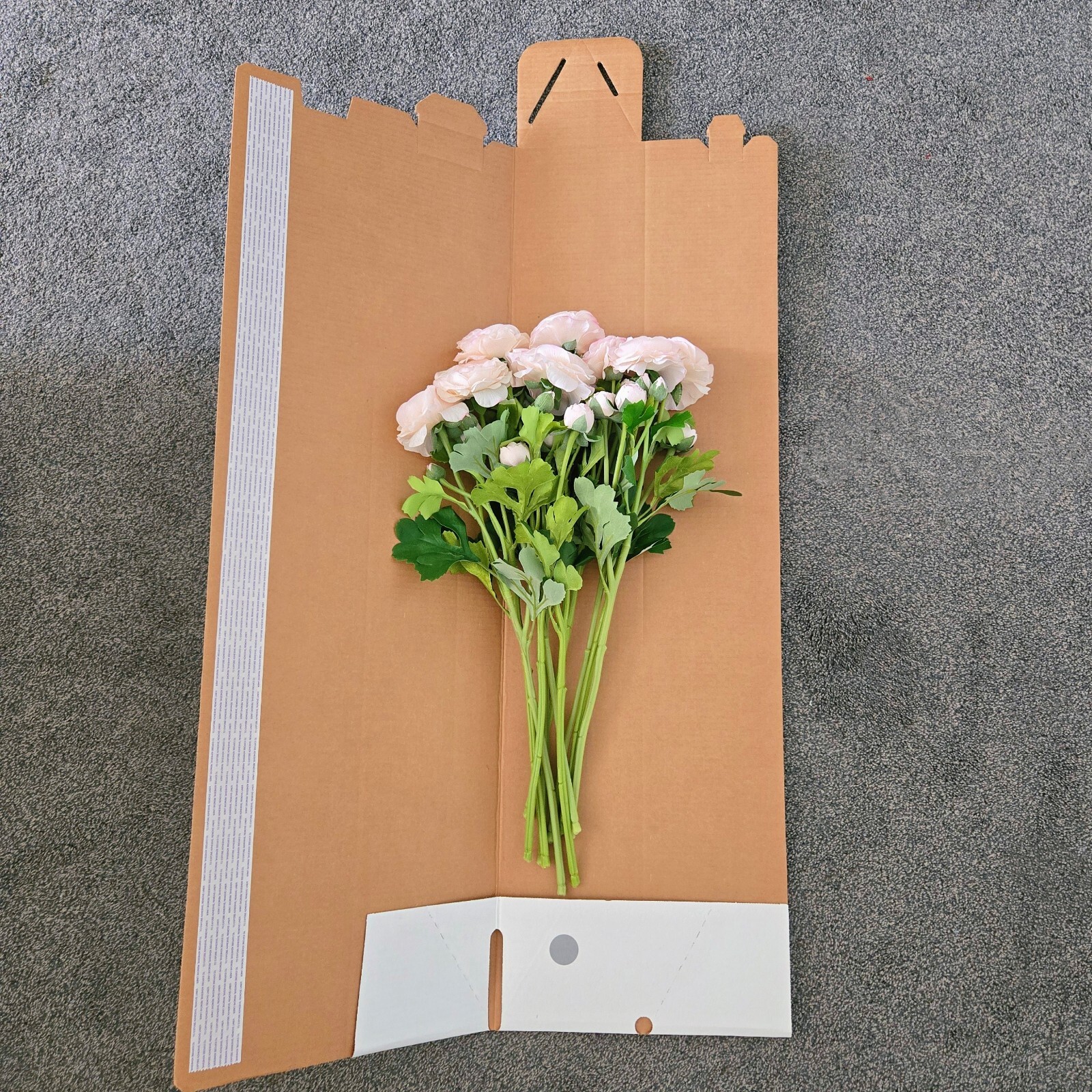 10PCS ranunculus bouquet, each featuring one open bloom and one bud.