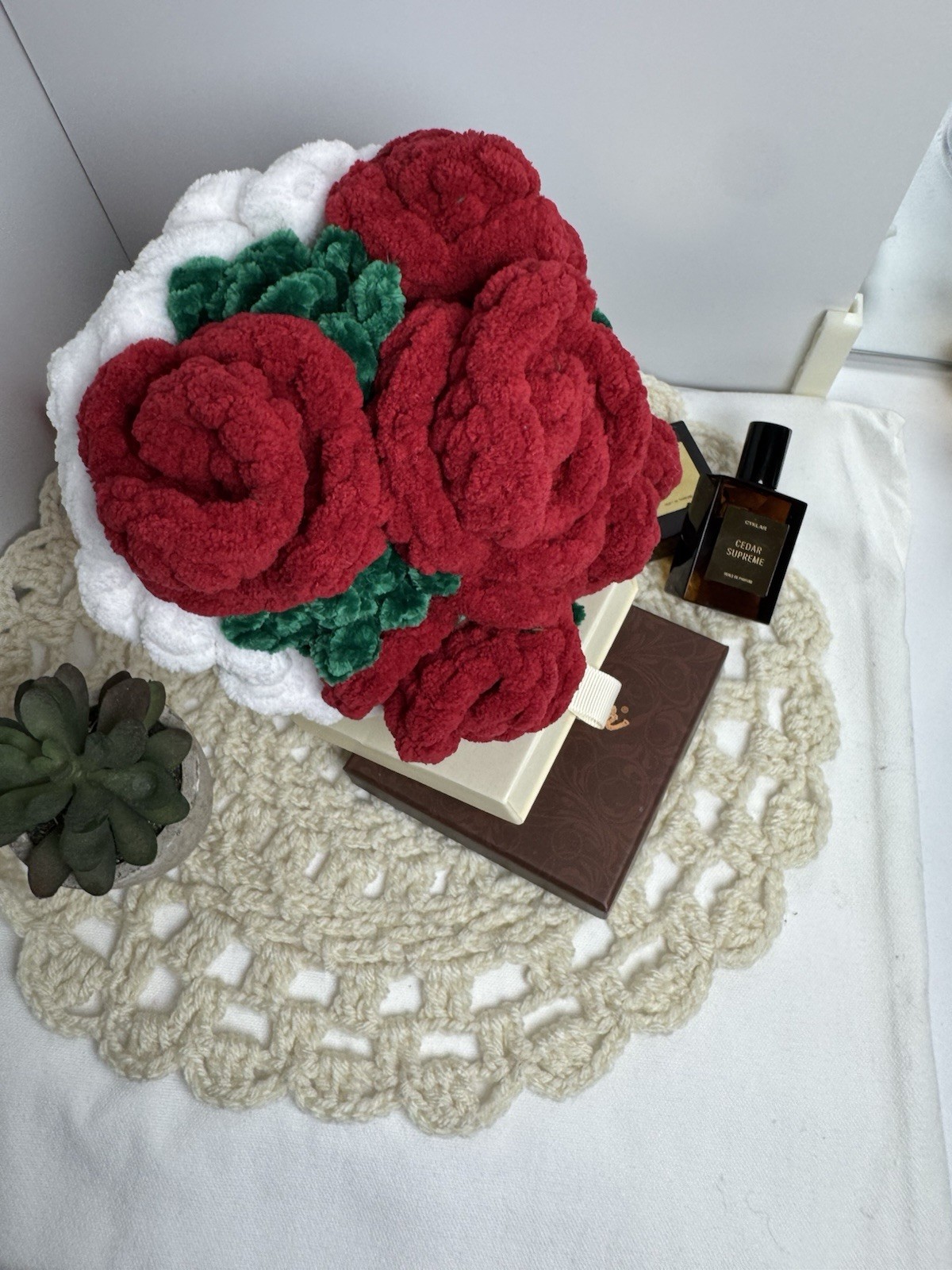 Artificial Plush Red Rose Flower Bouquet Arrangement w/ Ribbon, 7in, Green/White