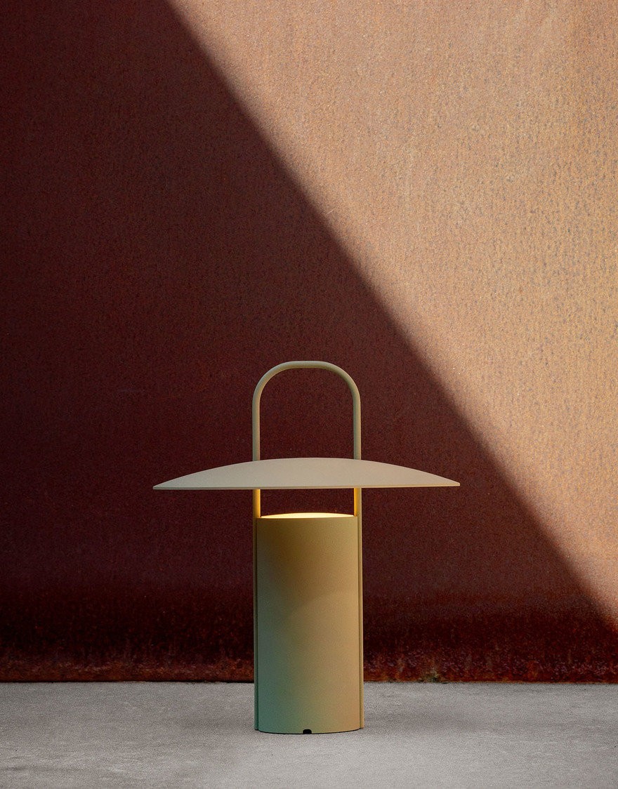 Modern Portable “Ray Lamp” – Minimalist LED Table Lamp | Indoor & Outdoor Lighti
