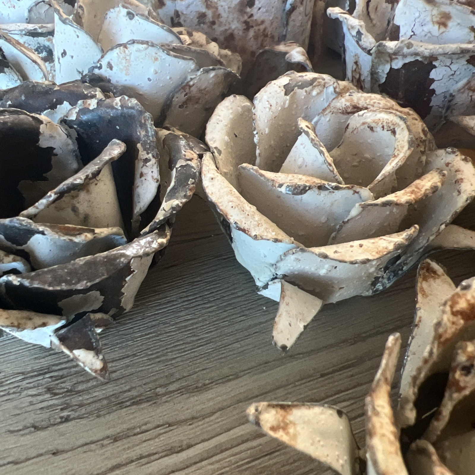 Vintage Style Metal Roses – LOT 33 total Flowers