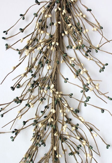 EV-C11 Pip Berry Garland in Hunter Green and Cream Color