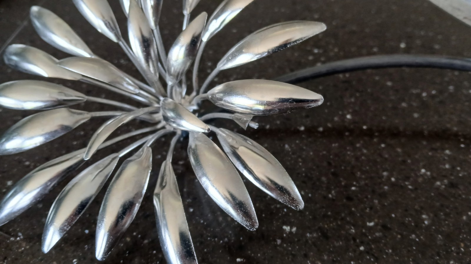 Metal Decorative Silver Dandelion Flower. Dimensions: 15″(Approx) X 6″(Approx).