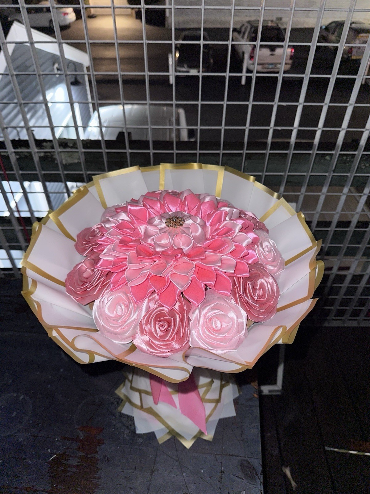 Es Un Ramo De Flores Eternas Color Rosa Hecho A Mano Para Un Regalo Perfecto