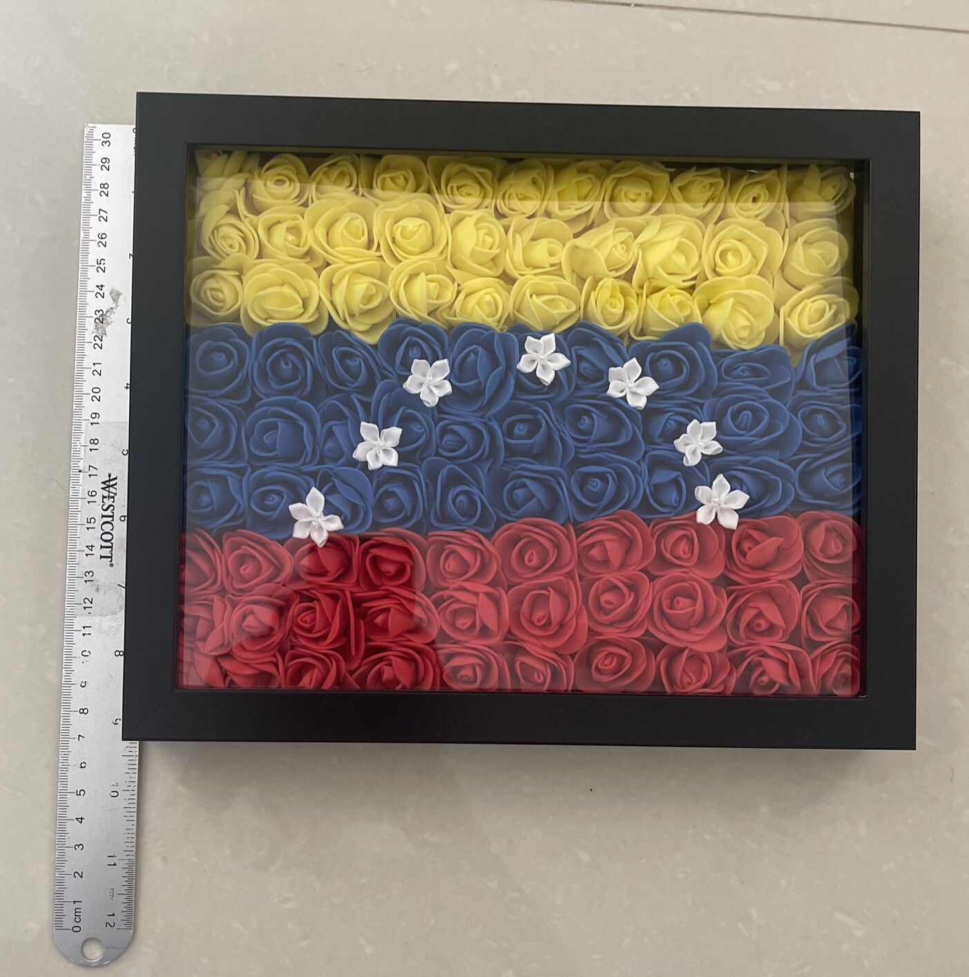 Cuadro Bandera De Venezuela 7 Estrellas Con Flores Artificiales 11 In x 9 In