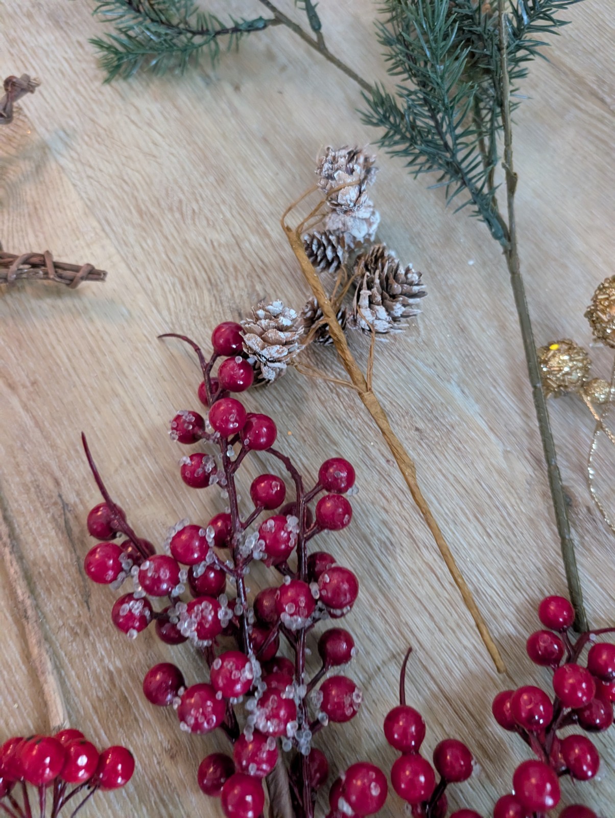 12Pcs Artificial Holly Berries Pinecones Gold Trim Rattan Star