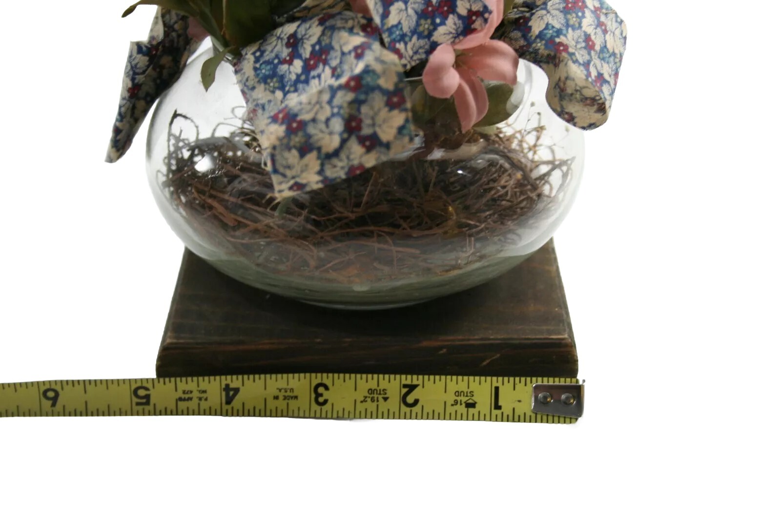 VTG 80’S RETRO ROUND GLASS BOWL SILK FLOWER/RIBBON ARRANGEMENT 5″ WOOD BASE