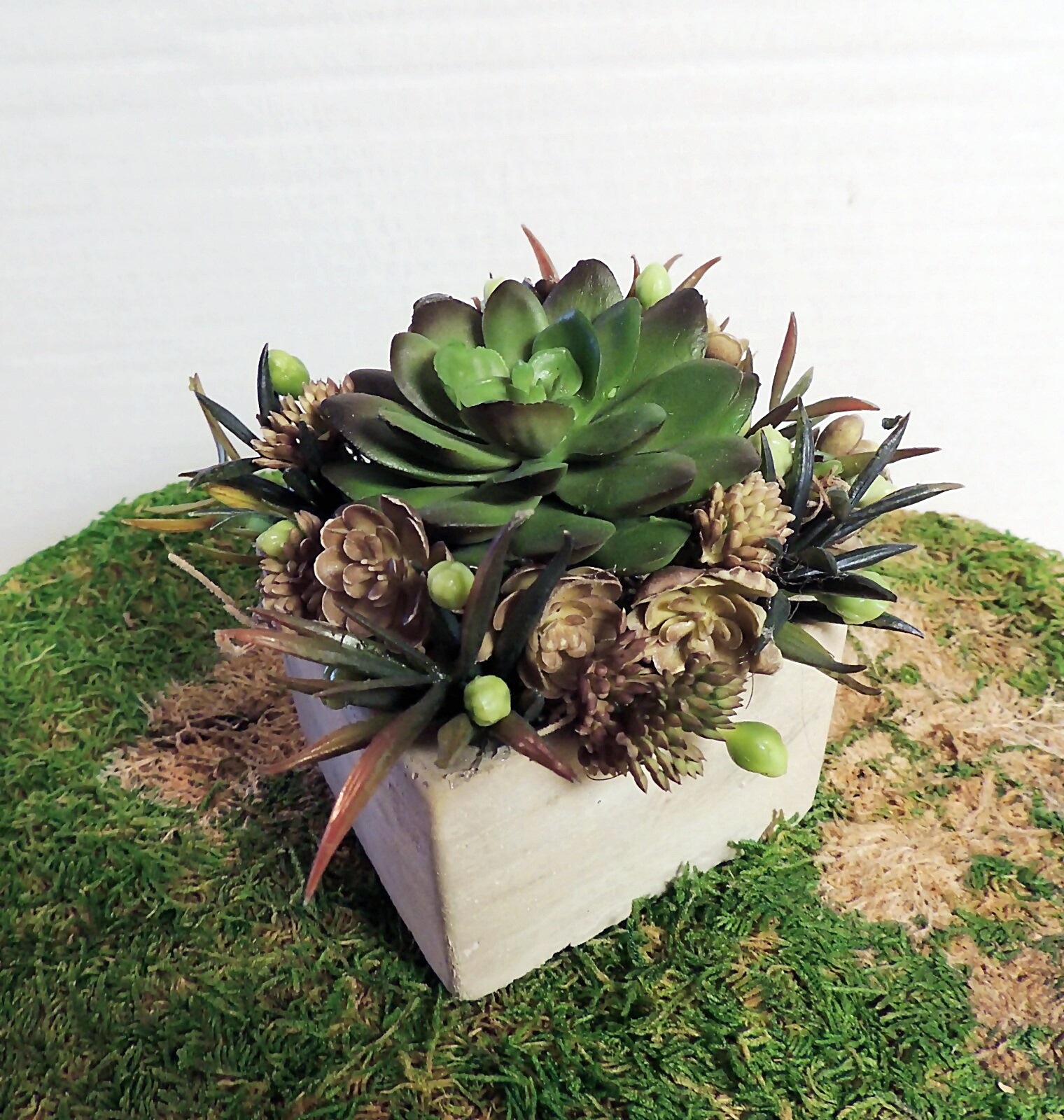 BEAUTIFUL FAUX SUCCULENT FLORAL ARRANGEMENT in SQUARE CONCRETE HANDMADE NOWATER