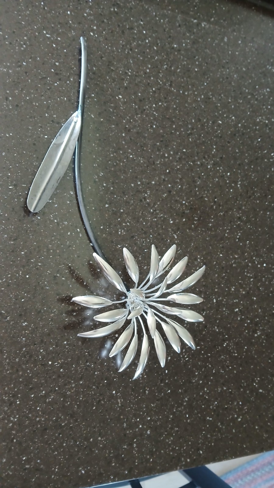 Metal Decorative Silver Dandelion Flower. Dimensions: 15″(Approx) X 6″(Approx).
