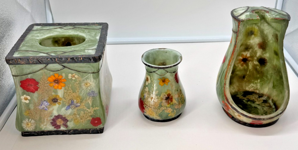 Vintage India Ink Pressed Flower Green Resin Fresh Fields Bathroom Set Wallpaper