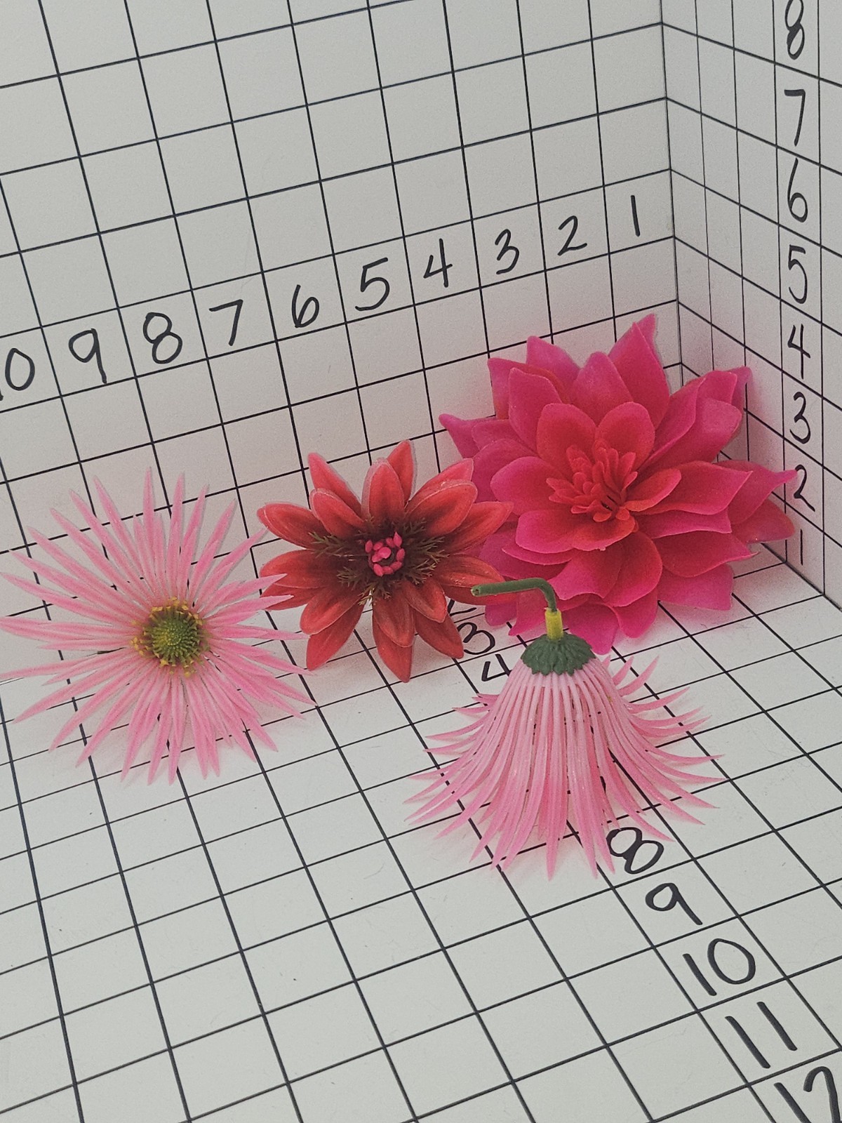23 Vtg 1970s Lg Plastic Faux Flowers Short Stem & Fiber Optic Threads Multicolor
