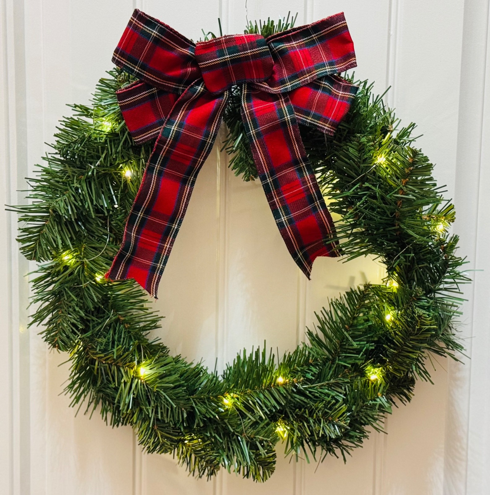 22″ Pre-Lit Artificial Noble Pine Wreath – Festive Green Holiday Decor w/ Plaid