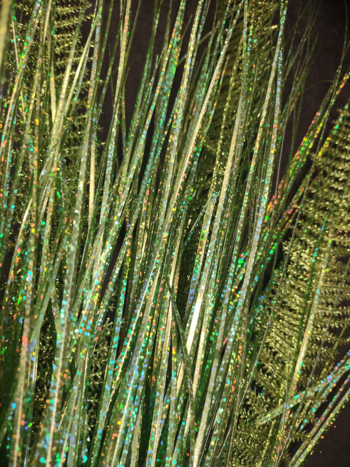 Retro Plastic Dragon Fern, Green, w/200 Stems of Holographic Grass Greenery, 24″