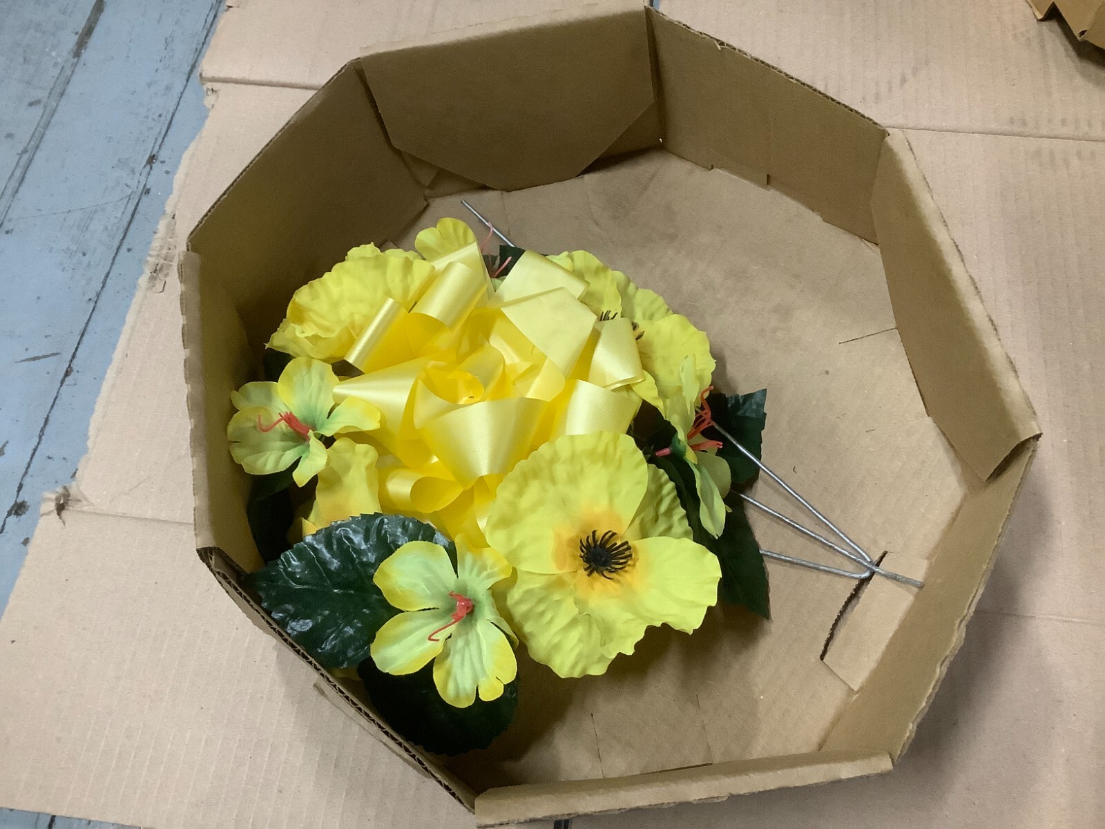 PHOENIX DECOR Memorial Tabletop Graveside Wreath Floral 10″ Yellow